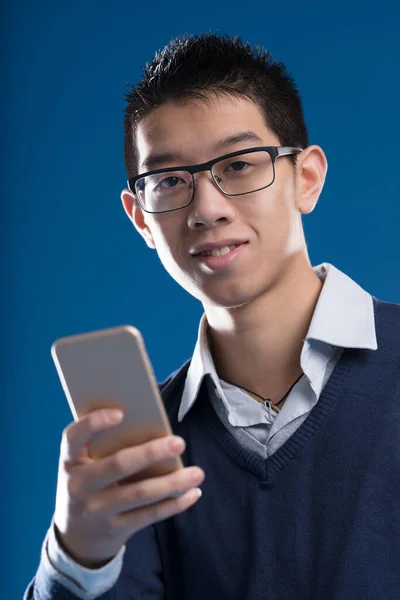 Lächelnder Asiatischer Mann Mit Smartphone Trägt Eine Brille Ein Hemd — Stockfoto