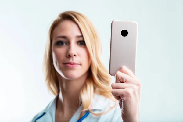 Smartphone Focado Com Câmera Primeiro Plano Realizada Por Médico Loiro — Fotografia de Stock