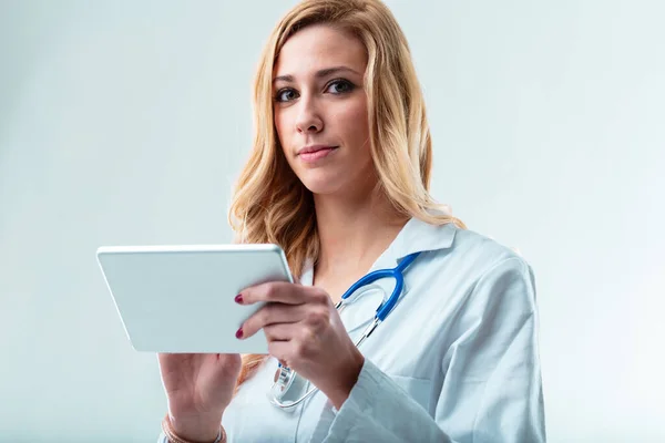 Blonde Medizinerin Kopierraum Mit Gerät Unterstützt Telemedizin Verwaltet Daten Aufzeichnungen — Stockfoto