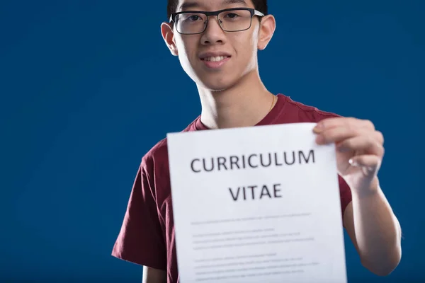 Jeune Homme Affichant Curriculum Vitae Invitant Rejoindre Son Entreprise Étendre — Photo