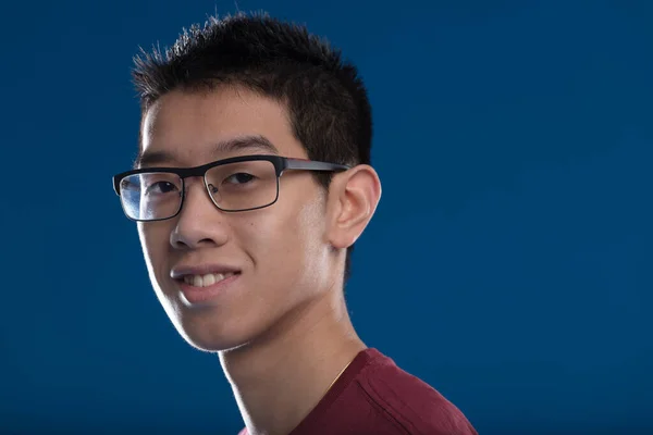 Portret Van Een Jonge Oost Aziatische Man Met Een Bril — Stockfoto