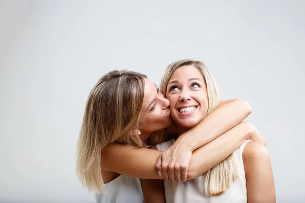 Dos Mujeres Rubias Intercambian Cariñosos Abrazos Caricias Besos Las Mejillas — Foto de Stock