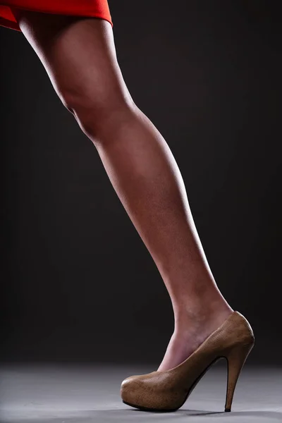 Piciorul Feminin Acțiune Fustă Roșie Formează Diagonală Evidențiată Călcâi Moderat — Fotografie, imagine de stoc