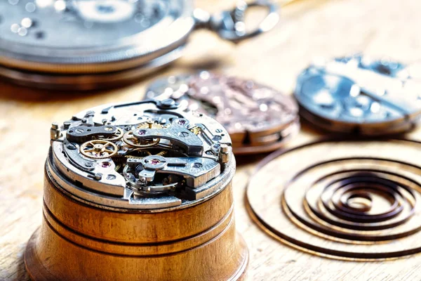 蒸汽灌装 老式的氛围围绕着一个手工钟表组件表 精制钟表的精制 精制和状态的场景 — 图库照片