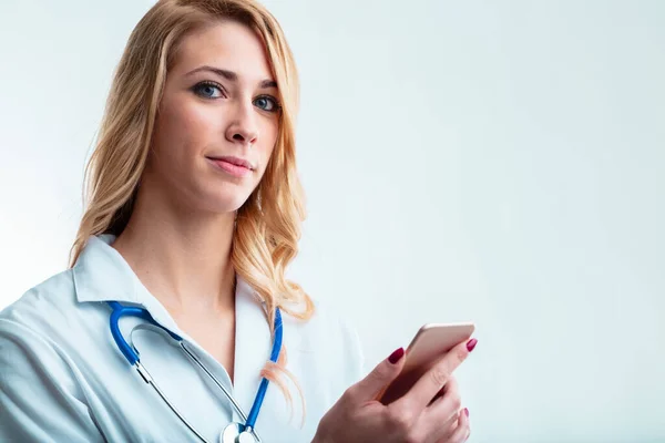 Blondynka Urządzeniem Mobilnym Dużej Przestrzeni Wykorzystująca Aplikacje Medyczne Dla Telezdrowia — Zdjęcie stockowe