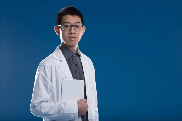 Asian Researcher Using Digital Tablet Dressed White Lab Coat Dark — Stock Photo, Image