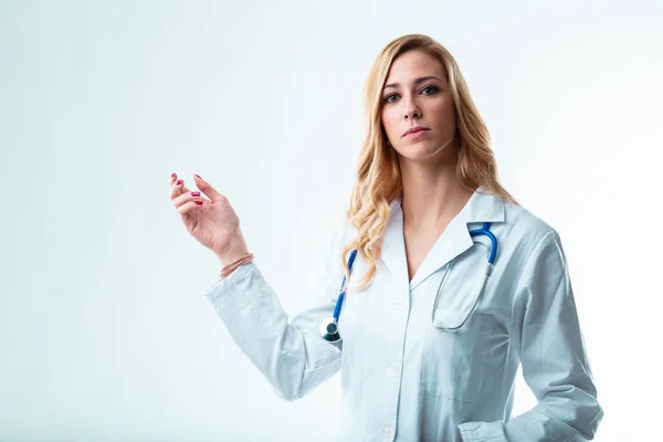 Kobieta Lekarz Białym Płaszczu Wskazując Miejsce Kopiowanie Produktu Może Być — Zdjęcie stockowe