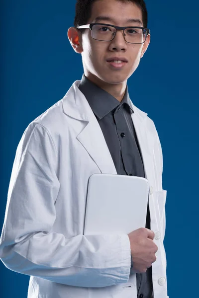 Jeune Chercheur Asiatique Avec Une Tablette Numérique Portant Manteau Blanc — Photo