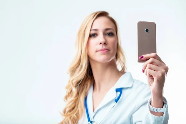 Przejrzysty Smartfon Posiadany Przez Młodą Lekarkę Przypomina Nam Wygodzie Telezdrowia — Zdjęcie stockowe