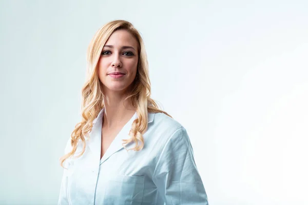 Selbstbewusste Blonde Forscherin Die Ihre Expertise Für Die Menschheit Einsetzt — Stockfoto