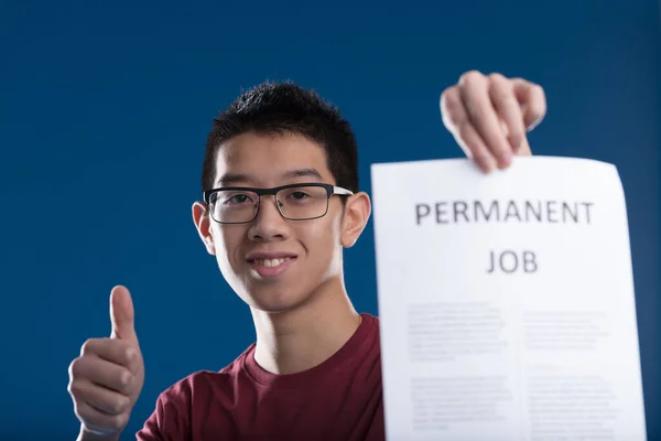 Junger Mann Zeigt Daumen Hoch Zeigt Seinen Unbefristeten Arbeitsvertrag Keine — Stockfoto