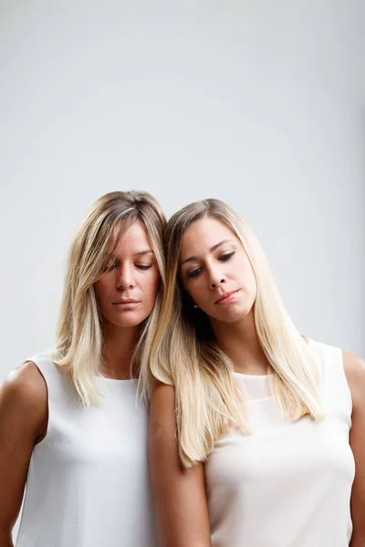 Две Блондинки Опираясь Друг Друга Делятся Глубоко Личными Секретами Опытом — стоковое фото