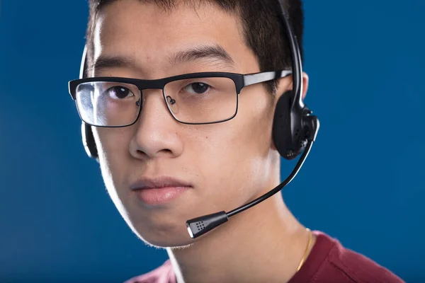 Aziatische Doordachte Serieuze Volwassene Met Headset Typisch Voor Gamers Callcenters — Stockfoto