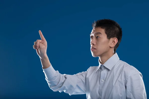 Aziatische Man Vingertop Scherpe Focus Typen Een Wazige Achtergrond Perfect — Stockfoto