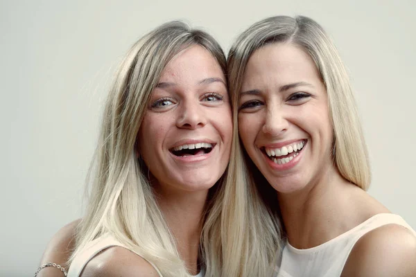 Två Vänliga Blondiner Delar Kärleksfulla Kramar Och Kyssar Deras Band — Stockfoto