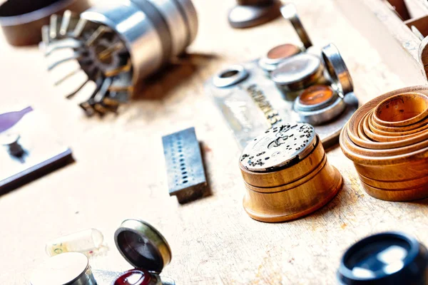 Detailed Focus Wrist Pocket Watches Gears Springs Craftsman Table Steampunk — Stock Photo, Image