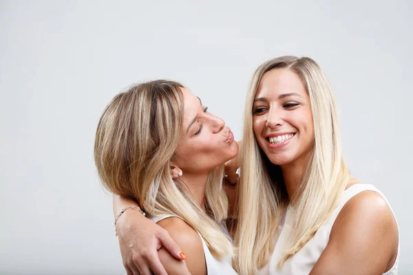 Portrait Two Blondes Tender Cuddles Exchanging Kisses Embodying Essence Close — Stock Photo, Image