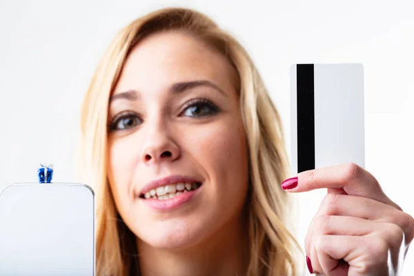 Mulher Loira Smartphone Cartão Crédito Pacote Presente Que Representa Alegria — Fotografia de Stock