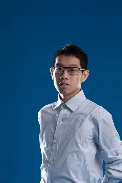 Een Halfborstportret Lijkt Een Jonge Oost Aziatische Man Met Een — Stockfoto