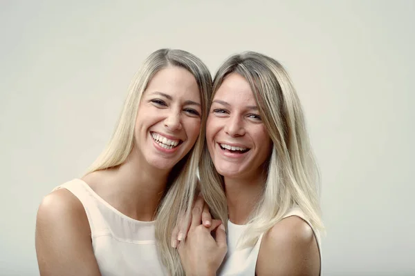 Dos Rubias Amigas Como Hermanas Abrazan Intercambian Besos Amistoso Retrato —  Fotos de Stock