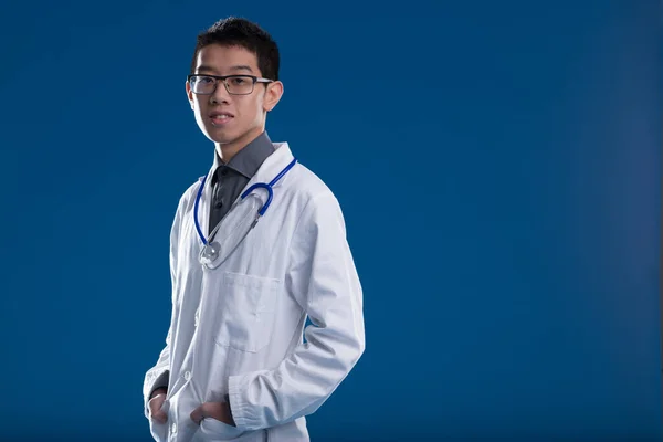 Médico Asiático Jaleco Branco Preparado Para Usar Sua Aprendizagem Para — Fotografia de Stock