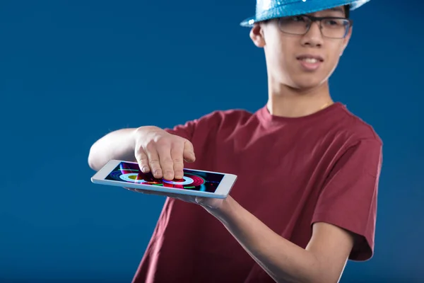 Ostasiatischer Junge Mit Paillettenblauem Partyhut Und Tablet Für Live Musik — Stockfoto