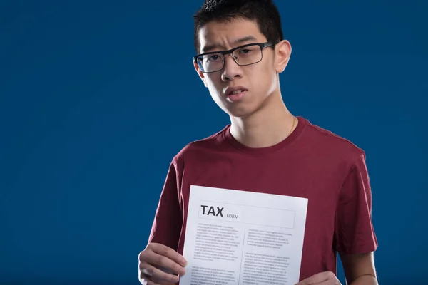 Impuestos Pesados Que Presionan Hombre Asiático Que Desea Estado Eficiente — Foto de Stock