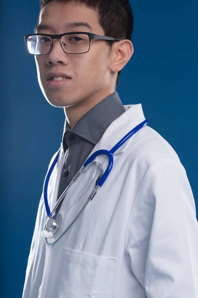 Jovem Médico Leste Asiático Casaco Branco Com Estetoscópio Ansioso Para — Fotografia de Stock