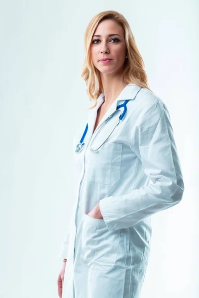 Bir Eli Önlük Cebinde Beyaz Önlüklü Doktor Boynunda Mavi Bir — Stok fotoğraf