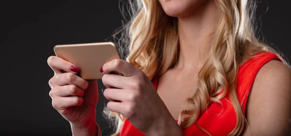 Horisontell Smartphone Fokus Som Innehas Snygg Osedd Kvinna Hennes Blonda — Stockfoto