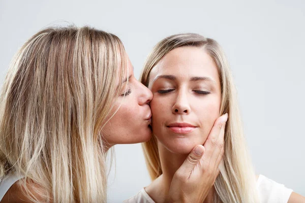 Две Молодые Блондинки Утешают Друг Друга Нежными Поцелуями Ласками Символизирует — стоковое фото