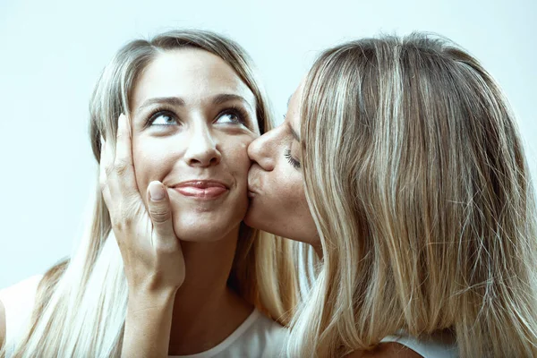 Два Друга Блондинки Сестры Позируют Вместе Обнимаясь Лаская Целуясь Портрет — стоковое фото