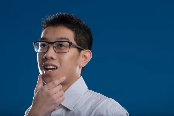 Aziatische Man Met Een Blauwe Achtergrond Heeft Een Idee Een — Stockfoto