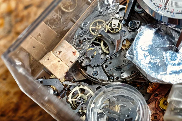 一个手工艺者的桌子 上面摆满了手表 怀表和复杂的机械细节 精准的 味道鲜美的和浓郁的气氛的交响乐 — 图库照片