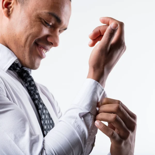 Detalhe Agudo Das Mãos Jovem Negro Abotoando Uma Elegante Camisa — Fotografia de Stock