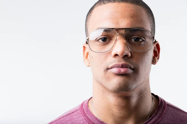 Retrato Jovem Negro Sério Sem Expressão Usando Óculos Metálicos Considerado — Fotografia de Stock