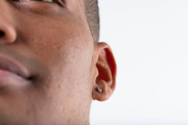 Detailliertes Detail Eines Ohrrings Ohr Eines Jungen Schwarzen Mannes Kaum — Stockfoto