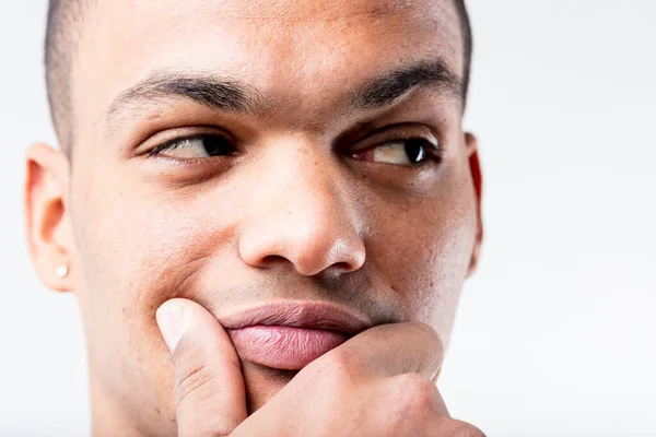 Das Nahaufnahme Porträt Eines Schwarzen Mannes Denkt Entweder Über Eine — Stockfoto