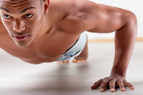 Black Man Performs Wide Arm Push Ups Toned Chest Arms — Stock Photo, Image