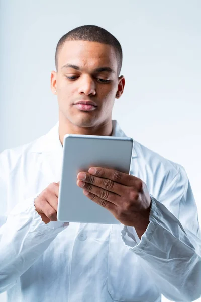 Técnico Laboratório Com Tablet Homem Negro Casaco Branco Pesquisador Especialista — Fotografia de Stock