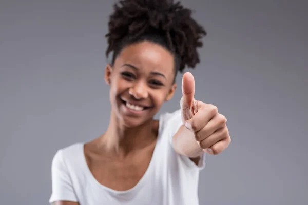 Young Dark Skinned Woman Afro Hair Gives Delightful Smile Showing — Stock Photo, Image