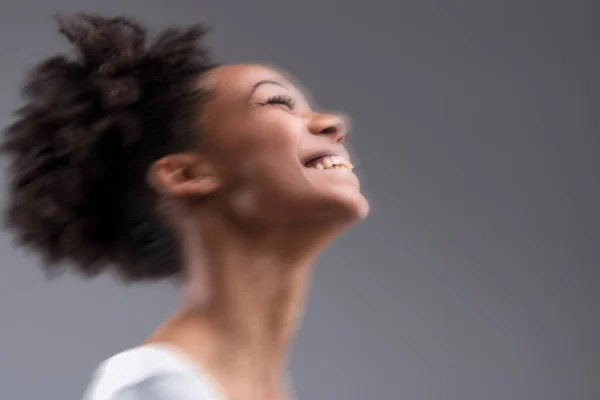 Художественное Размытие Портрете Радостной Молодой Женщины Улыбающейся Красивыми Зубами Закрытыми — стоковое фото