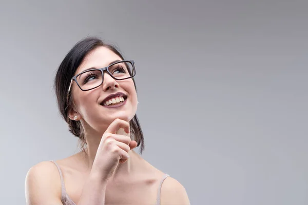 Ευτυχισμένος Ελκυστική Νεαρή Γυναίκα Που Φοράει Γυαλιά Μόνιμη Αφηρημάδα Κοιτώντας — Φωτογραφία Αρχείου