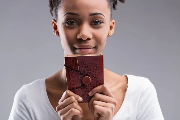 Love Reading Writing Graphic Arts Tangible Physicality Portrait Young Woman — Stock Photo, Image