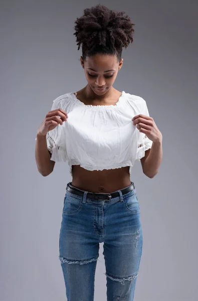 Запятнал Себя Молодая Женщина Проверяет Свою Рубашку Чистоту Смотрит Вниз — стоковое фото