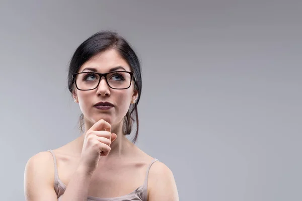 Atrakcyjną Kobietę Okularach Głęboko Myśli Patrząc Poważną Miną Zamyślony Jej — Zdjęcie stockowe