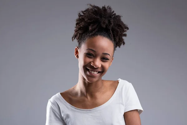 Young Woman Brown Skin Afro Hair Smiles Delightfully Wearing White — Stock Photo, Image
