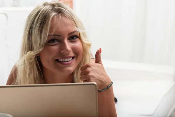 Framgångsrik Blond Entreprenör Influencer Marknadsföring Hon Planerar Strategier Övervakar Trender — Stockfoto