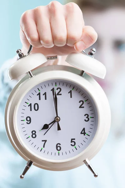 Focus Hand Extending Large Alarm Clock Blurry Office Background Business — Stock Photo, Image