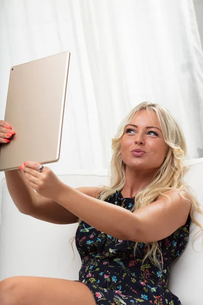White Living Room Woman White Sofa Makes Duckface Selfie Large — Stock Photo, Image